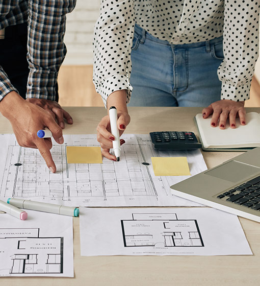 30 ANS Architecte qui discute avec le promoteur immobilier